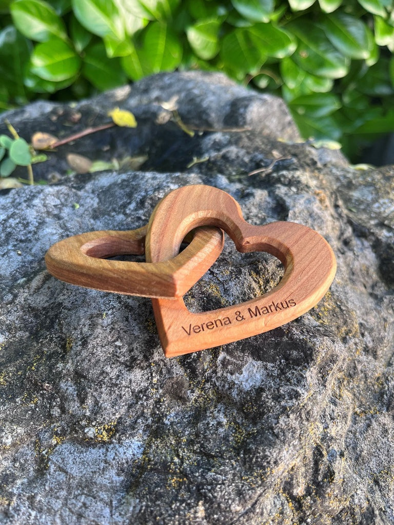 Zwei verschlungene Holz Herzen aus Kirsch Holz