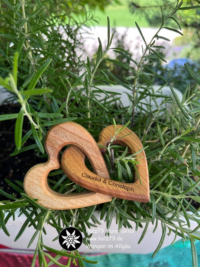 Zwei verschlungene Holz Herzen aus Kirsch Holz